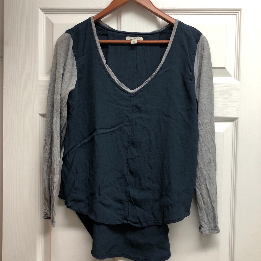 Calvin Klein Jeans Women’s XL Two-Tone V-Neck Long-Sleeve Top
